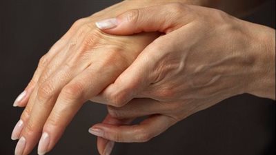 لماذا تظهر عروق اليدين عند بعض الناس وتختفي عند آخرين
