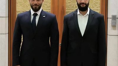 حدا لاحظ شغلة مهمة بصورة جميل الحسن