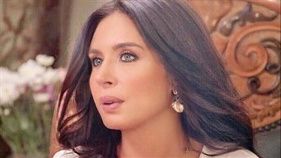 دينا المصرية تشهر بنفسها